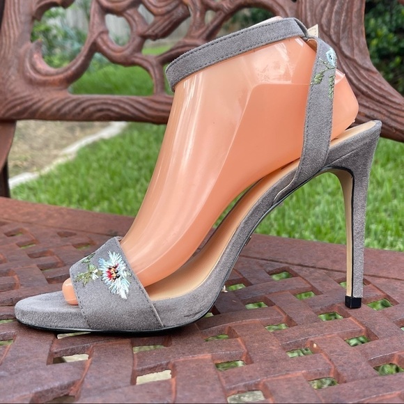 💋Bebe Gray Embroidered Floral Ankle Strap Faux Suede Open Toe Heels - Picture 8 of 15
